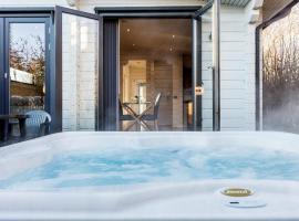 Roydon Marina - Lodge 9 - Hot Tub - Pet Friendly，羅伊登的飯店