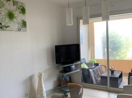 3p, grd terrasse, jardin, centre-ville, 150m de la mer, hotell i Algajola