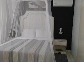 One Queen Bedroom apt#2 at Csompó Empire, hotel en Saint Mary