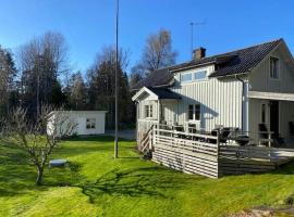 A nice little cottage in Henån、Henånのホテル