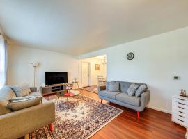 Cozy and Quiet Hanover Park Townhome!, holiday home in Hanover Park