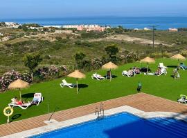 Small Oasis Nelson Mandela Apartment with sea view, two bedrooms, parking, terrace and pool, hotel a Manilva