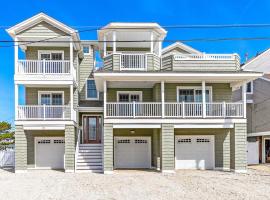 Spectacular 6 Bedroom Home On The Oceanblock In Beach Haven!!! Hot Tub!!!, cottage in Beach Haven