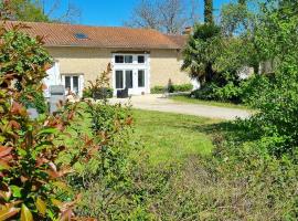 Gîtes à la campagne - La Petite Clavelie, hotell med parkeringsplass i Ribérac