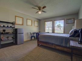Peaceful Studio-Style Cottage Nature and Lake Views: Clitherall şehrinde bir otel