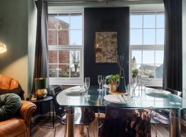 Stylish 2 Bed Apartment Near Beach, Parking, Wifi, Netflix, hotel in Teignmouth