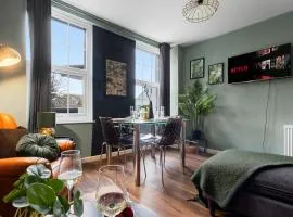 Stylish 2 Bed Apartment Near Beach, Parking, Wifi, Netflix