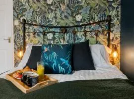 Stylish 2 Bed Apartment Near Beach, Parking, Wifi, Netflix