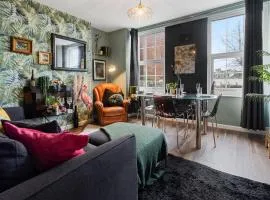 Stylish 2 Bed Apartment Near Beach, Parking, Wifi, Netflix