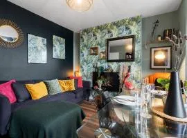 Stylish 2 Bed Apartment Near Beach, Parking, Wifi, Netflix