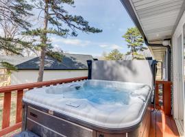 Spacious Arkansas Retreat with Deck, Hot Tub and Grill, maison de vacances à Rogers