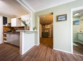 2 Independant Boutique Apartments one sleeps 2 the other sleeps 4, Meadowhall, Sheffield Arena, Free Parking