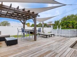 Pet-Friendly Fort Pierce Home with Deck and Pool!, vila di Fort Pierce