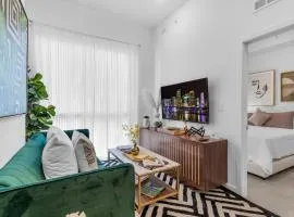 Miami Magic Vibrant 2 Bedroom with Free Parking