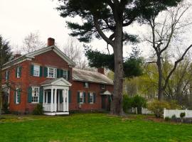 Historic Farmhouse with Gardens, vacation home in Dundee