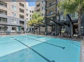 Luxury Condo with Pool & Gym !, hotel em Glendale