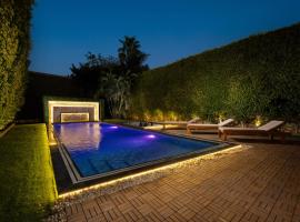 Zyra villa with pool and waterfall in New Cairo: Kahire'de bir kulübe