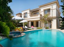 Zyra Luxury villa with pool and Jacuzzi in New Cairo, hotel in Cairo