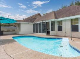 McAllen 4BR with Pool, Shopping & More, hotel in McAllen