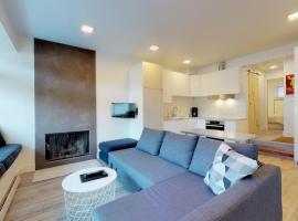 1BR and Sofabed at Whistler on the Lake, Lakefront, Serene Setting, Wood Burning Fireplace, hotel en Whistler