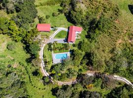 Finca Mango - 40 acre paradise，Roble的小屋