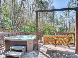 Serene Townsend Cabin Rental with Hot Tub and Grill!, hotel in Townsend
