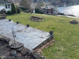 Charming & Cozy - Breathtaking Lake & Sunset Views, guest house in Harveys Lake