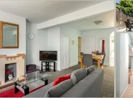 Victoria Cottage-seconds to beach-pet friendly- easy parking- self check in-sleep 6 people-minutes walk to all amenities