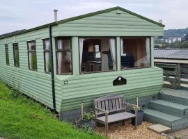 Spacious 2 bedroomed mobile home, glamping in Aberystwyth