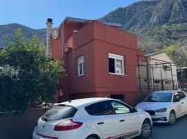 House with big terrace near the beach, cabaña o casa de campo en Kotor