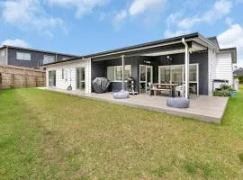 Seaside Escape - Ruakaka Holiday Home