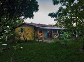 Casa RÚSTICA de 2 QUARTOS sendo 1 suíte, há 2,5km da VILA e 3,9km da praia do PÉ DE SERRA em Serra Grande, hotel with parking in Uruçuca