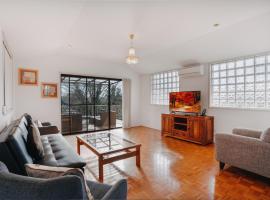 Restful Canberra Retreat in Spacious Terrace Home, hotel Yarralumla városában