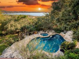 Dawson by AvantStay Serene Austin Home set Amongst nature w Pool Hot Tub Close to Lake Travis、オースティンの駐車場付きホテル