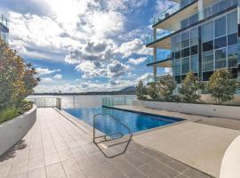 Lakeside 1-Bed with Courtyard Pool Gym & Parking, hotel din Kingston 