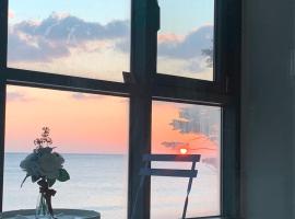 Ocean & sunrise View-10 seconds of beach walk - Three bedrooms, hotel in Goseong