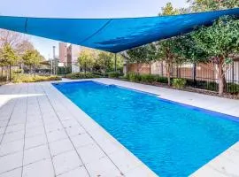 Exquisite Apartment with BBQ and Pool, near Shops