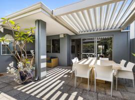 LIME10 - Sandy Toes Villa, holiday home in Fremantle