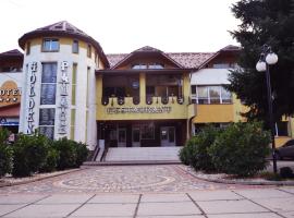 Golden Palace, hotel with parking in Dubove