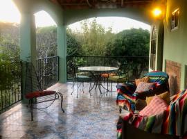 The Traveler Palm B and B, bed and breakfast en El Limón