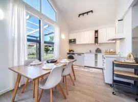 Bees Knees Studio, 5 min to CBD, Adelaide Airport & Henley Beach