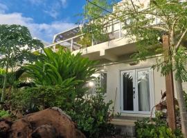 Modern garden apartment close to airport and sea, hotel in Vieux Fort