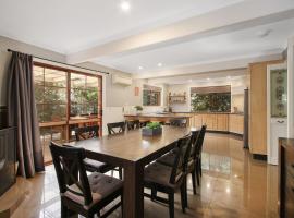 Tudor House - Large Family Home with shared pool, Hotel in Bright