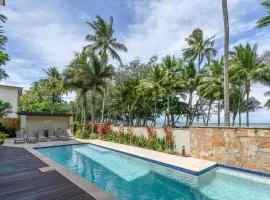 Blanco Beachfront Beauty - Chic Palm Cove Hideaway
