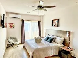 Departamento grande y centrico, con 3 recámaras y 2 baños completos.