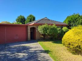 Central Glen, Ideal home!, hotel en Glen Waverley