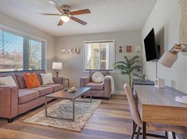 Downtown Med District: Stylish & Modern 2BD, 1BA Capital City Escape!, hotel in Springfield