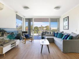 Spacious 2-Bed with City Views, Parking & Pool, hótel með sundlaugar í Brisbane