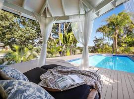 Waterfront Escape Sorrento, 5BD- Pool, hotel in Gold Coast