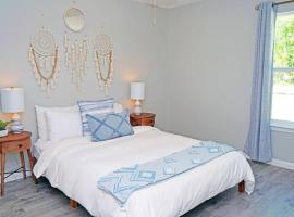 The Blue Pearl 6min to Downtown -Short Beach Drive, Hotel in Pensacola